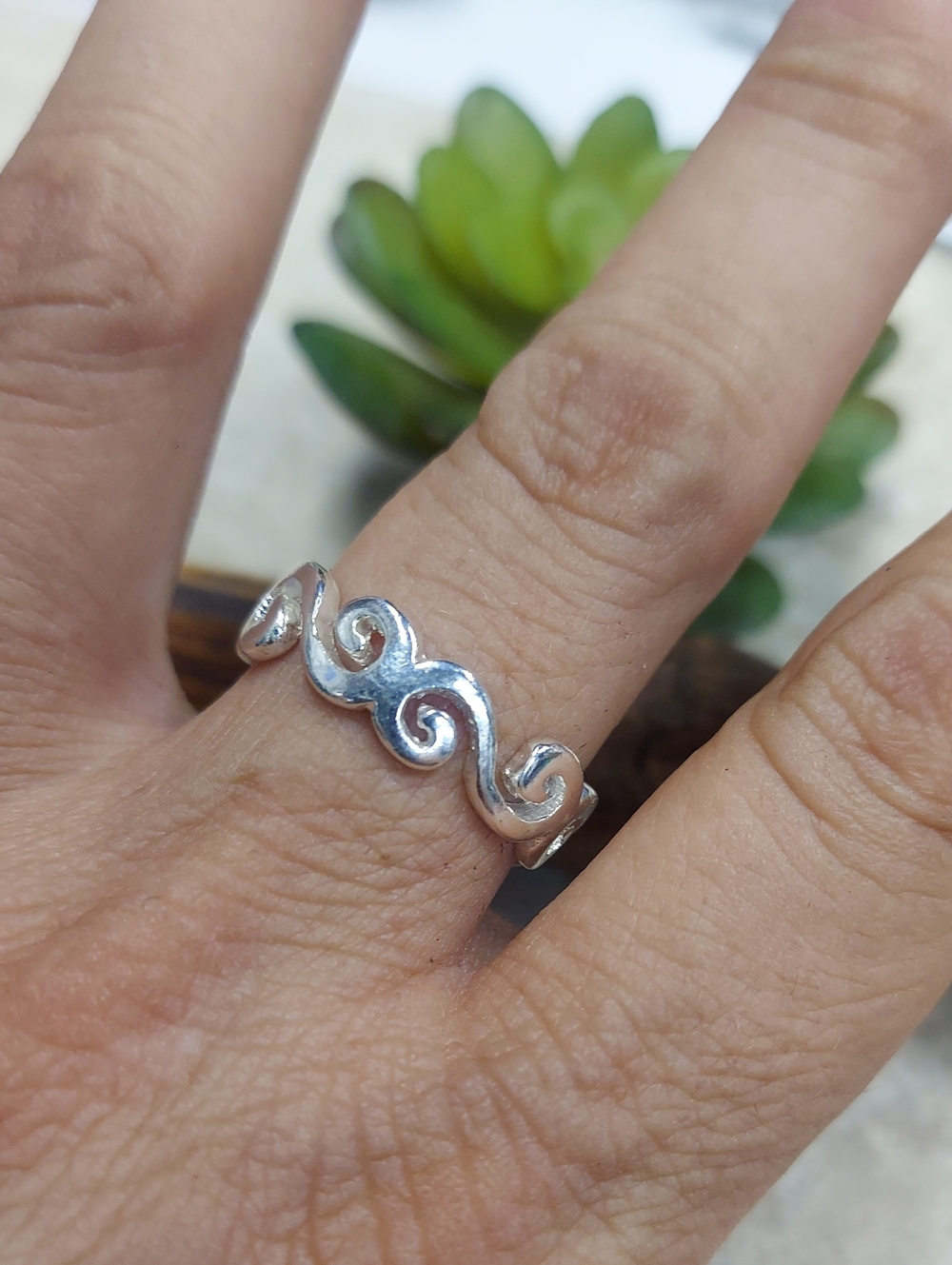 R124 Minimalist Silver Swirl Band Ring